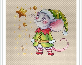 Op de afbeelding: Een witte muis die een groen elf-kostuum draagt met een rood-wit gestreepte muts en een rode riem. De muis kijkt naar een gouden ster op een witte achtergrond.