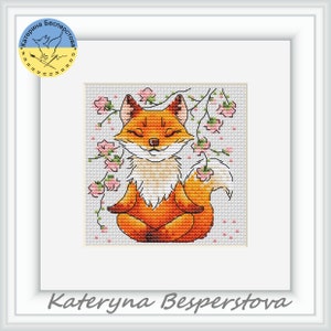 Könnte beinhalten: Kreuzstichmuster mit einem meditierenden Fuchs mit geschlossenen Augen, umgeben von rosa Blumen. Das Muster ist mit "Kateryna Besperstova" betitelt.