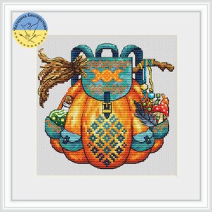 Op de afbeelding: Een kruissteekpatroon van een rugzak in de vorm van een pompoen, gevuld met magische voorwerpen, waaronder een bezem, een staf en een flesje toverdrank. De rugzak is versierd met een drievoudig maansymbool en een geometrisch patroon.