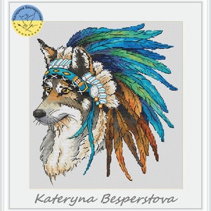 Peut inclure: Un motif de point de croix représentant un loup portant une coiffe colorée avec des plumes. Le loup regarde sur le côté et a une expression sérieuse. La coiffe est faite de plumes bleues, vertes, brunes et orange. L'arrière-plan est gris clair.