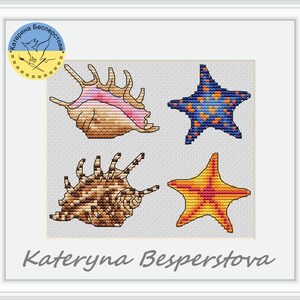 Może przedstawiać: Wzór do haftu krzyżykowego przedstawiający cztery motywy morskie: dwie muszle w odcieniach brązu i różu oraz dwie rozgwiazdy w odcieniach niebieskiego i pomarańczowego. Wzór nosi tytuł "Kateryna Besperstova".