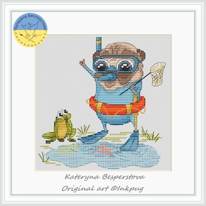 Puede incluir: Un patrón de punto de cruz con un pug de dibujos animados que lleva un traje de neopreno azul, un salvavidas rojo y equipo de buceo. El pug sostiene una red y está de pie en un charco de agua con una rana verde.