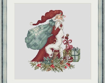 Op de afbeelding: Een rode kerstman met een witte baard en een rode muts draagt een zak met cadeaus en een wandelstok. Hij staat op een bed van groene dennentakken met rode bessen en dennenappels.