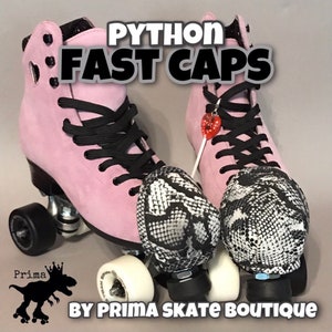 以下が含まれることがあります： 黒い靴紐と車輪が付いたピンク色のローラースケート。「PYTHON FAST CAPS」の文字が入っており、ヘビ柄のつま先キャップが付いています。Prima Skate Boutiqueのロゴも表示されています。
