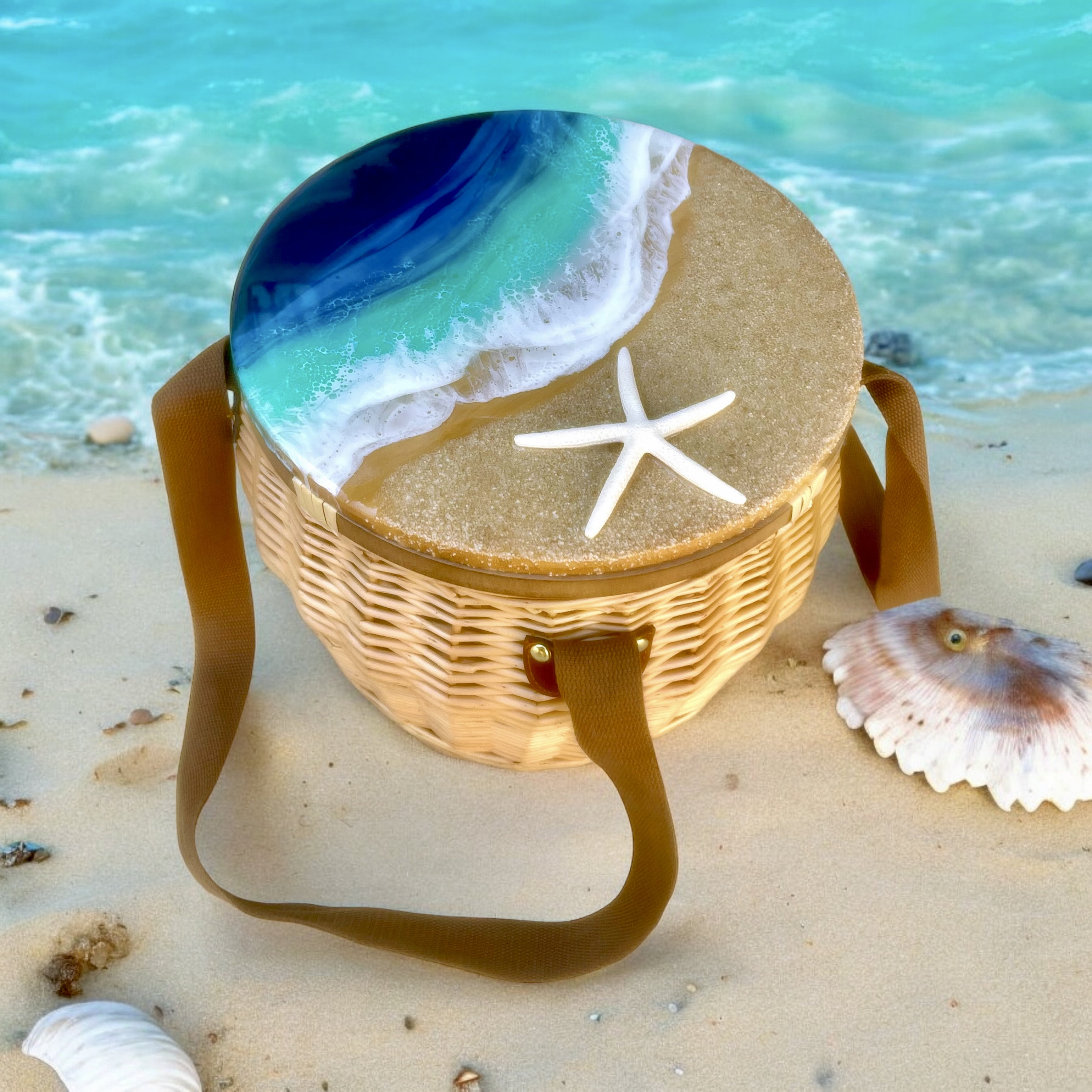 Wicker Picnic Basket with Resin Wave Lid: Romantic Cooler