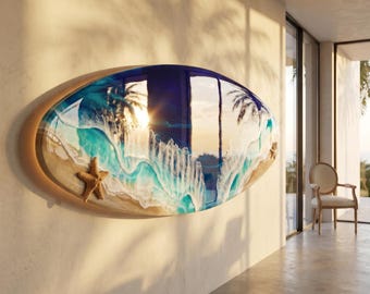Op de afbeelding: Een ovaal wandkunstwerk met een glanzende hars-oceanscène met diepblauw water, turquoise golven, wit zeeschuim en zandbeige kusten. Twee gestructureerde zeesterren zijn op het oppervlak bevestigd voor een realistische kustuitstraling.