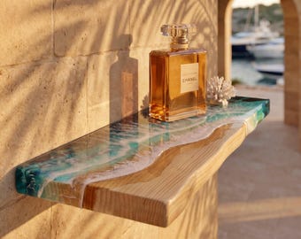 Estante flotante de resina con diseño oceánico de 30 cm / Mini estante de pared costero / Decoración artesanal para casa de playa / Arte funcional en resina / Hecho a mano en España