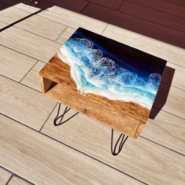 Table de chevet en bois d’acacia recyclé, avec motif décoratif en résine océan