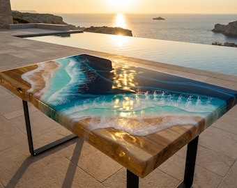 Könnte beinhalten: Ein rechteckiger Tisch mit einer Baumkanten-Holzplatte, kombiniert mit blauer und türkisfarbener Kunstharz-Gestaltung, die Meereswellen an einem Sandstrand nachahmt. Der Tisch steht auf schwarzen Metallbeinen und hat eine glänzende Oberfläche.