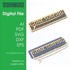 Könnte beinhalten: Eine digitale Datei für ein Laser-Schneideschild mit der Aufschrift "Gone Surfing Be Back At Sunset". Das Schild ist aus Holz und hat ein Surfboard-Design. Die Datei ist in den Formaten AI, PDF, SVG, DXF und EPS verfügbar.