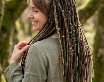 Spring Forest Mix virkade dreadlocks-förlängningar | Druids bruna + gröna syntetiska dreadlocks med dubbla ändar