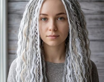 Silvervita lockiga dreadlocks, dubbla ändar boho hårförlängningar