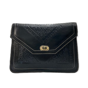 Portefeuille femme en cuir véritable – Style chic et pratique, conçu artisanalement avec compartiments pour cartes et monnaie.