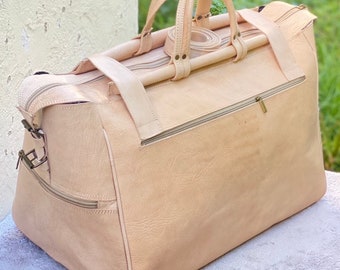 High-end genuine leather travel bag, 100% handmade, Beige color - Moroccan craftsmanship.