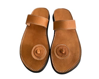 職人による手作りのレザーサンダル: 情熱と配慮を込めて作られた、細部に至るまでの卓越した快適さとエレガントなスタイル