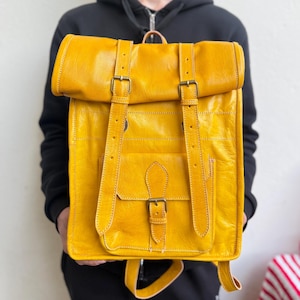 Mochila artesanal amarela em couro legítimo com fecho de enrolar – Modelo de alta qualidade feito em couro legítimo de flor integral durável.