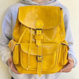 Mochila de cuero natural hecha a mano, bolso vintage artesanal, bolso de viaje resistente, accesorio de cuero genuino duradero.