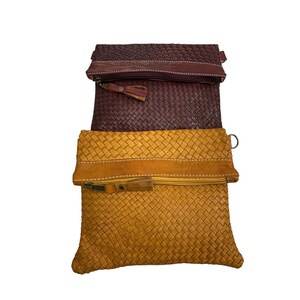 Juego de dos carteras en auténtica piel de primera calidad color burdeos y amarillo 100% hecha a mano.