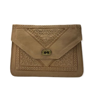Portefeuille artisanal en cuir femme – Fait main au Maroc, cuir pleine fleur, chic et fonctionnel avec espaces cartes et billets