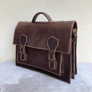 Cartable Professionnel en Cuir Véritable Artisanale : L'Alliance Parfaite entre Élégance et Fonctionnalité
