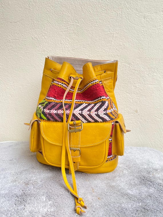 Mochila de alfombra kilim bohemia, hecha a mano en Marruecos