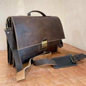 Cartable en Véritable Cuir du Maroc : Alliez Style et Résistance au Quotidien