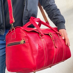 Hochwertige Reisetasche aus echtem Leder in der Farbe Rot, 100 % handgefertigt.
