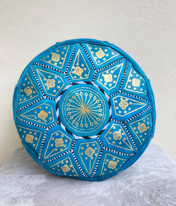 Pouf turquoise en cuir véritable – Artisanat marocain fait main, design élégant et coloré pour une touche déco unique et raffinée.