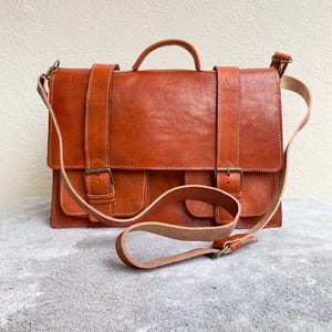 Cartable professionnel en cuir véritable - Organisation optimale pour documents, style intemporel et élégant pour le quotidien.