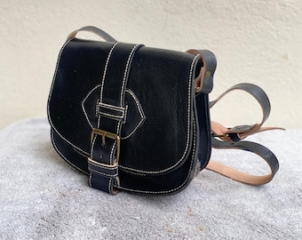 Borsa a tracolla in vera pelle marocchina: lavorazione artigianale