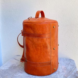 Handgefertigte runde Reisetasche aus echtem Leder – einzigartiges Design und hochwertige Handwerkskunst