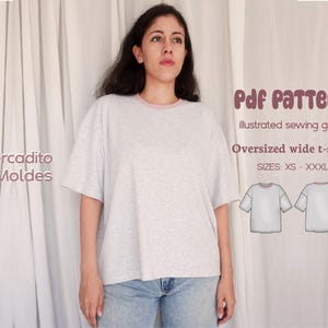 Puede incluir: Una camiseta ancha a rayas grises y blancas, con mangas cortas y cuello rosa. La imagen incluye el texto "Pdf Pattern", "illustrated sewing guide" y "Oversized wide t-shirt". Tallas disponibles: XS a XXXL.