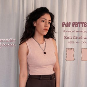 Puede incluir: Una mujer con un top sin mangas de punto rosa claro. La imagen incluye el texto "Pdf Pattern, illustrated sewing guide, Knit fitted tank, SIZES: XS - XXXL". El top es sin mangas y tiene cuello redondo.