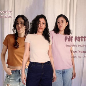 Puede incluir: Tres mujeres modelan camisetas en tonos naranja, crema y rosa. La imagen incluye el texto "Pdf PATTERN" y "Tees bundle" con tallas XS - XXXL. El logo "Mercadito de Moldes" está en la esquina superior izquierda.