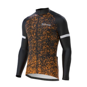 Può includere: Maglia da ciclismo a maniche lunghe nera con un motivo pixelato arancione e nero e dettagli bianchi. La maglia ha una cerniera e la scritta "Sigma" stampata sul davanti.