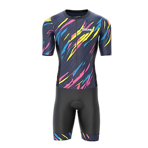Peut inclure: Combinaison de cyclisme bleu foncé avec un motif abstrait coloré de traits roses, jaunes et bleus. La combinaison une pièce a des manches courtes et une assise rembourrée. Le nom de la marque "Sikma" est imprimé sur la poitrine.