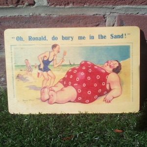 Placa de madeira peculiar impressa com um desenho engraçado de cartão postal dos anos 60. É um lindo presente nostálgico. Tamanho 23 cm x 15 cm.