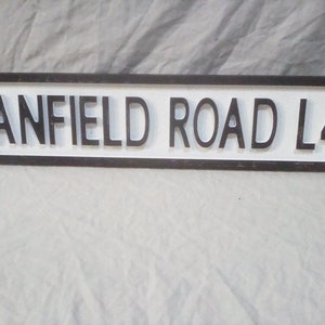レトロヴィンテージ ANFIELD ROAD L4 素朴なリバプールのストリートサイン。吊り下げフック付き