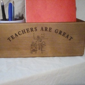 LES PROFESSEURS SONT LA GRANDE boîte en bois dans un modèle de cru. Hauteur 11 cm Largeur 28 cm. Cadeau de La Saint-Valentin.