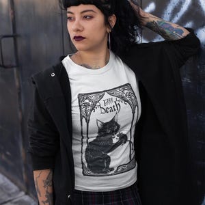 Gothic Cat Death Tarot Tee, Vintage Style Grafik Shirt, Perfekte Halloween Geschenk, Unisex Shirt für den Alltag, Cat Mom Merchandise