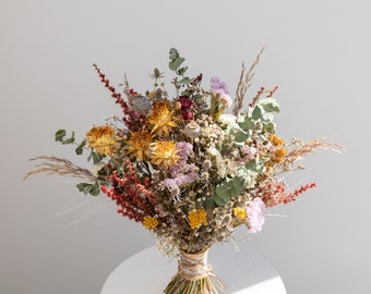Ramo de flores silvestres secas y eucalipto: decoración de boda bohemia