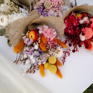 Ramo de flores secas para el Día de la Madre con auto, pequeño ramo de regalo, tarjeta para el Día de la Madre, arreglo de flores secas hecho a mano, regalo para mamá.