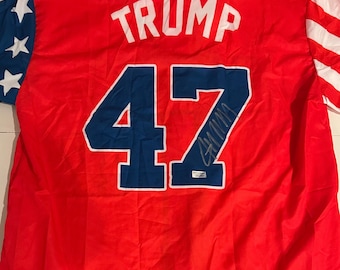 ¡Camiseta con la bandera estadounidense autografiada por el presidente Donald Trump, con certificado de autenticidad! ¡Muy rara!