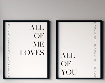 Könnte beinhalten: Zwei gerahmte Drucke mit dem Text "ALL OF ME LOVES ALL OF YOU" in minimalistischem Stil. Die Drucke sind schwarz-weiß und hängen über einem weißen Tisch mit einer kleinen Pflanze. Eine Holzleiter lehnt an der Wand.