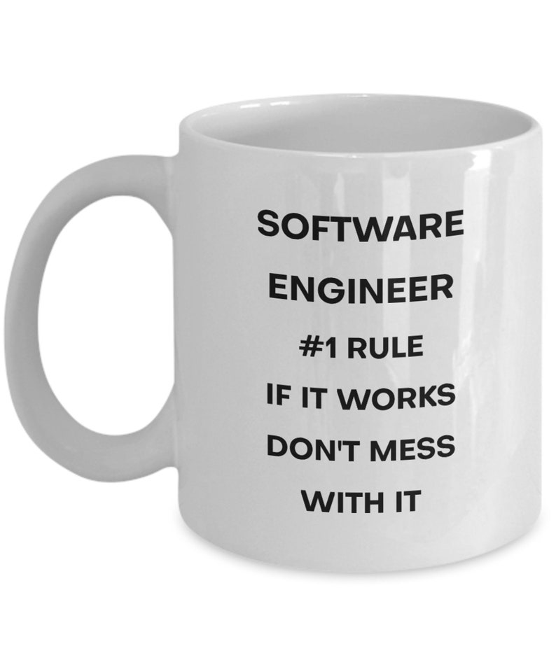 Pu&ograve; includere: Tazza da caff&egrave; in ceramica bianca con testo nero che recita "Software Engineer #1 Rule If It Works Don't Mess With It"
