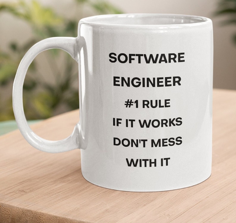 Pu&ograve; includere: Tazza da caff&egrave; in ceramica bianca con testo nero che recita "SOFTWARE ENGINEER #1 RULE IF IT WORKS DON'T MESS WITH IT"
