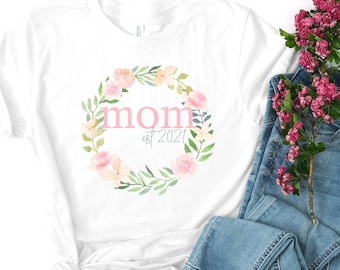 Mama est 2021, Neue Mama Tshirt, Babyshower Geschenk, Neue Mama Geschenk, Muttertag Geschenk, Schwangerschaft Reveal