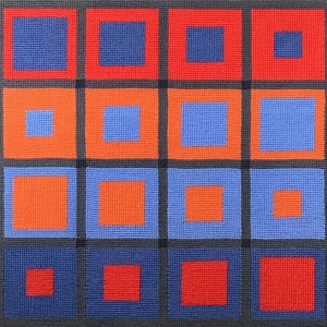 Puede incluir: Un textil cuadrado con un patrón de cuadrícula de cuadrados coloridos. El diseño presenta filas alternas de cuadrados azules, naranjas y rojos, cada uno dentro de un borde gris oscuro. Los cuadrados varían en tamaño, creando un efecto visual dinámico.