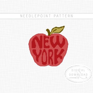 Op de afbeelding: Een naaldpuntpatroon met een rode appelvorm en de tekst NEW YORK in een donkerrood lettertype. Een klein groen blaadje zit aan de bovenkant van de appel. De afbeelding bevat de tekst NEEDLEPOINT PATTERN en DIGITAL DOWNLOAD.