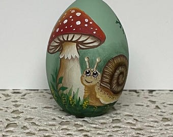 Seta y caracol, caracol pintado a mano, regalo de caracol, huevo de madera pintado a mano, huevo de Pascua, colección de setas